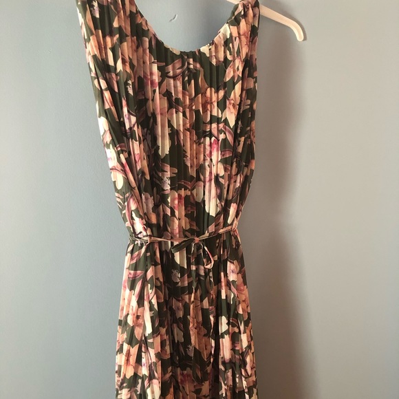 Flowery dress - Picture 1 of 2